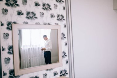 yakışıklı delikanlı kapalı giyiniyor