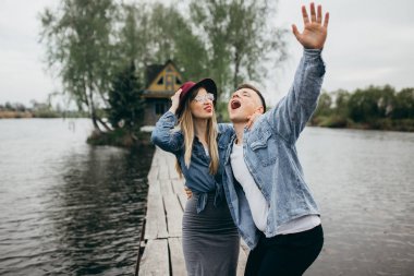 Köprüden yürüyüş moda Çift