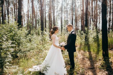 parkta genç güzel çift ellerimi