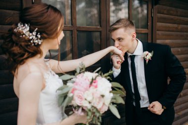 yeni evliler kurarak poz güzel birkaç. damat öpüşme gelinin el