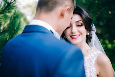 Yeni evliler açık havada poz güzel genç Çift