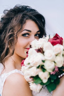 genç güzel gelin buketi ile poz 