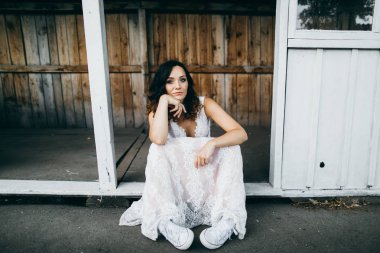 Genç gelin yakınındaki eski bina poz