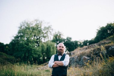 yakışıklı genç damat bahçede poz 