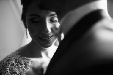 genç güzel çift kapalı poz