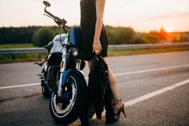 genç güzel kadın motosiklet binici