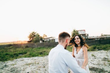 güzel genç bir çift açık havada poz