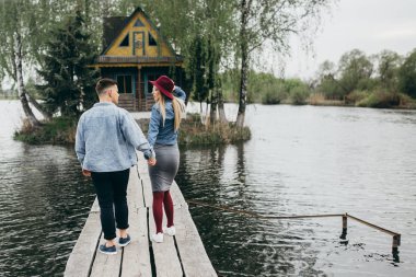 Köprüden yürüyüş moda Çift