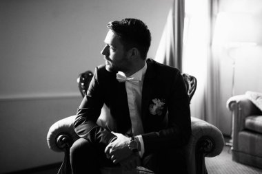 yakışıklı delikanlı kapalı poz