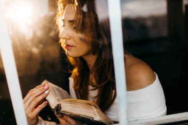 genç güzel kadın kitap okumak