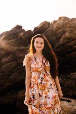 Sahilde poz genç güzel kadın