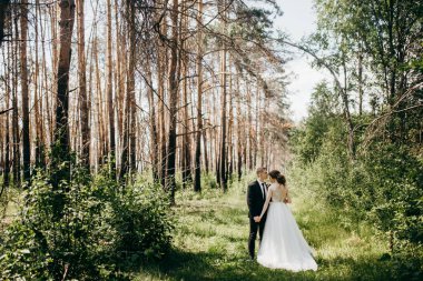 parkta genç güzel çift ellerimi