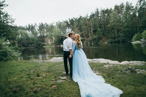 Gyönyörű Fiatal Pár Nyári Park Csók — Stock Fotó