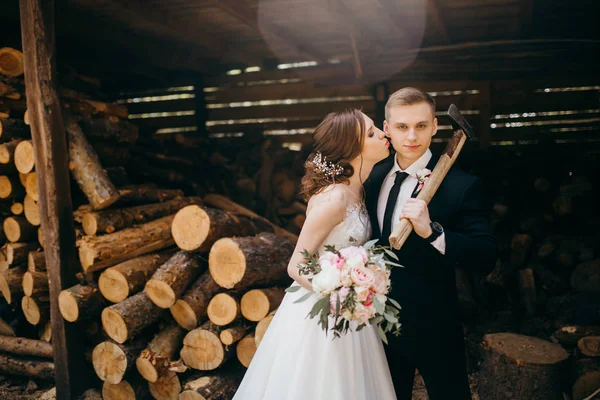 Belo Jovem Casal Recém Casados Posando Cinzento Segurando Machado — Fotografia de Stock