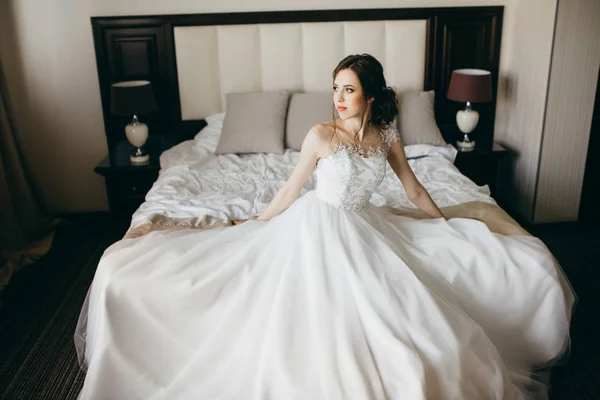 ベッドの上の若い美しい花嫁 — ストック写真