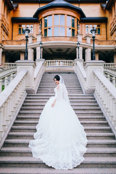 Fiatal Menyasszony Pózol Lépések Épület Közelében — Stock Fotó