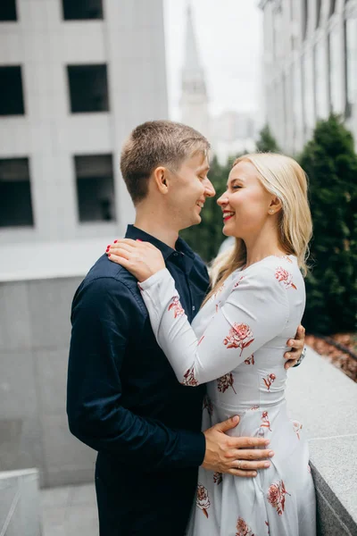 Jovem Belo Casal Abraçando Cidade — Fotografia de Stock