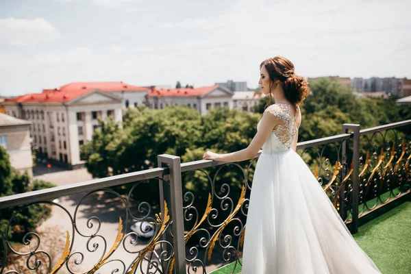 Молодая Красивая Невеста Балконе — стоковое фото