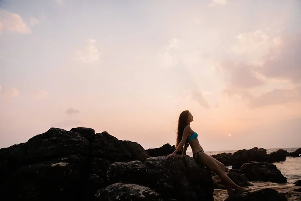 Silueta Joven Hermosa Mujer Playa — Foto de Stock