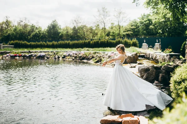 池でポーズ美しい新妻 — ストック写真