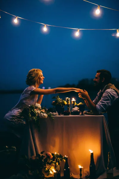 夕食を桟橋に新婚夫婦の幸せな若いカップル キスの花嫁の手を新郎します — ストック写真