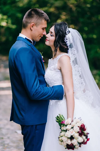 Hermosa Pareja Recién Casados Abrazando Jardín —  Fotos de Stock