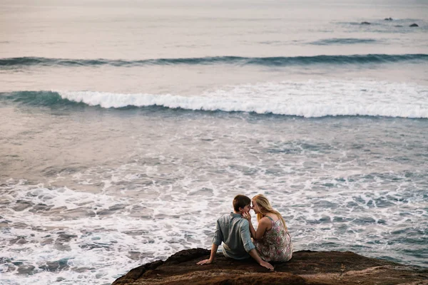Cuplu Tânăr Fericit Stând Plajă Vacanță Sri Lanka — Fotografie, imagine de stoc
