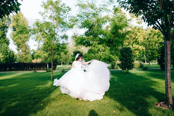 若い美しい花嫁は屋外でポーズ — ストック写真