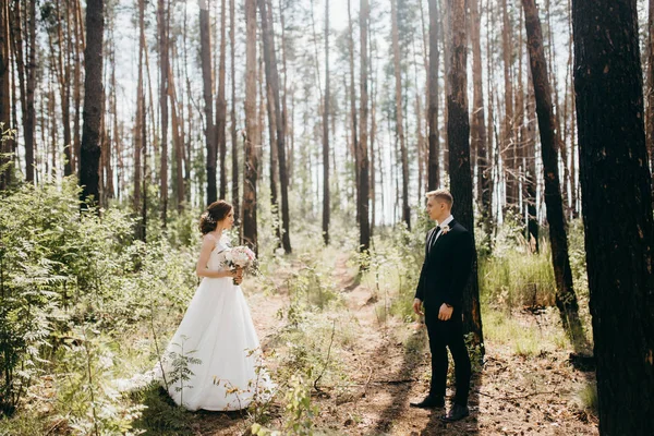 Séta Parkban Gyönyörű Fiatal Pár — Stock Fotó