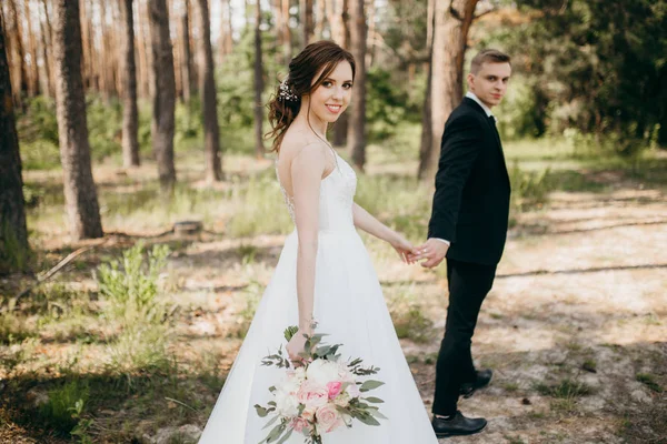 Giovane Bella Coppia Piedi Nel Parco — Foto Stock