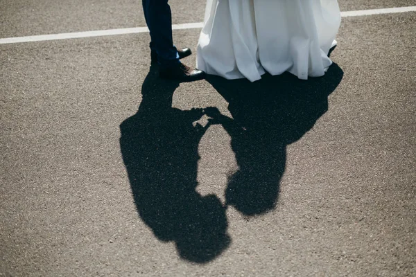 道路に新婚のカップル — ストック写真