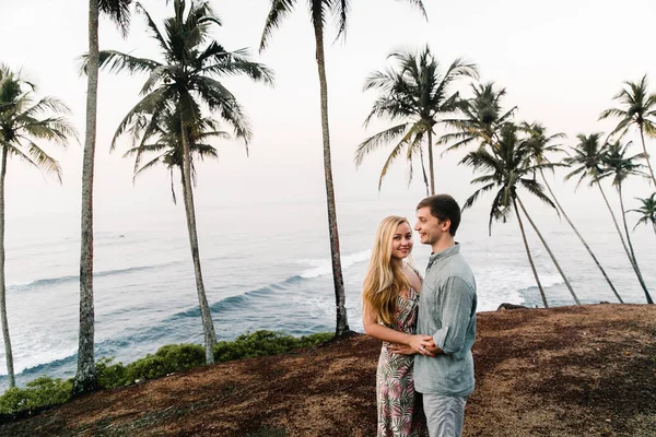 Jovem Casal Feliz Abraçando Nos Feriados Sri Lanka — Fotografia de Stock