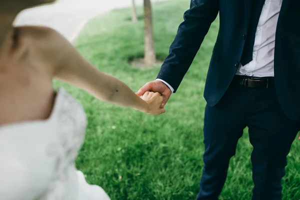 Belo Par Recém Casados Mãos Dadas Jardim — Fotografia de Stock