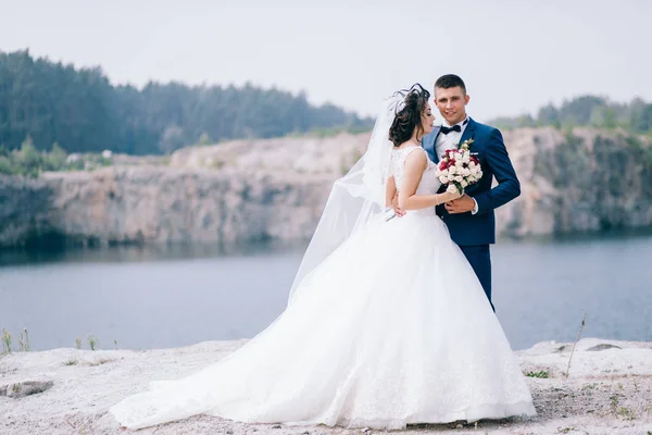 Jeune Couple Jeunes Mariés Posant Bord Lac — Photo