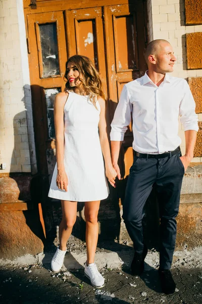 Junges Schönes Paar Posiert Der Stadt — Stockfoto