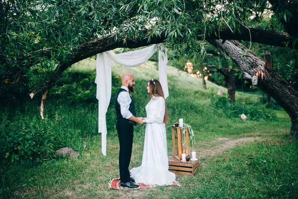 Belo Casal Mãos Dadas Jardim — Fotografia de Stock