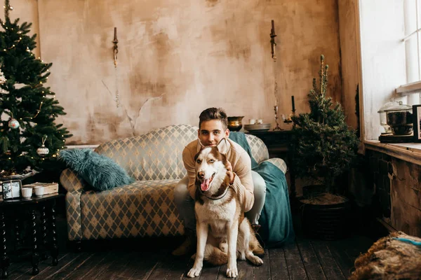 Menino Bonito Posando Com Cão Dentro Casa — Fotografia de Stock
