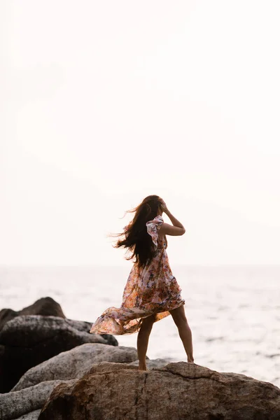 Joven Hermosa Mujer Posando Playa — Foto de Stock