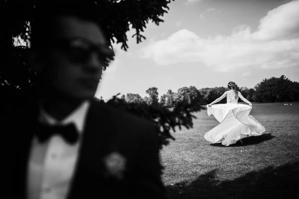 Schönes Brautpaar Posiert Freien — Stockfoto