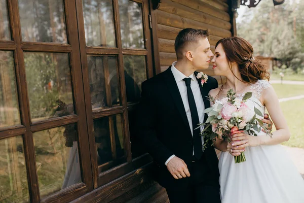 Belo Casal Recém Casados Posando Por Construção — Fotografia de Stock