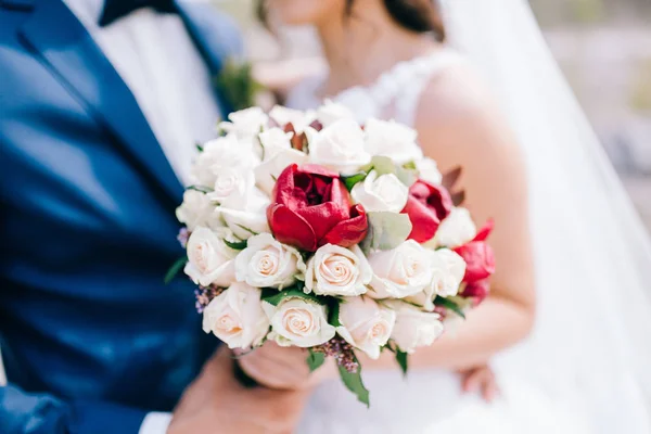 Belo Casal Recém Casados Posando Com Buquê — Fotografia de Stock