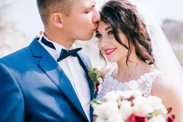 Jovem Casal Recém Casados Beijando Por Lago — Fotografia de Stock