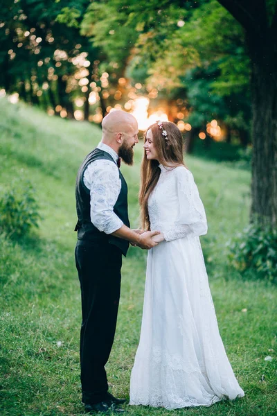 Hermosa Pareja Cogida Mano Jardín —  Fotos de Stock