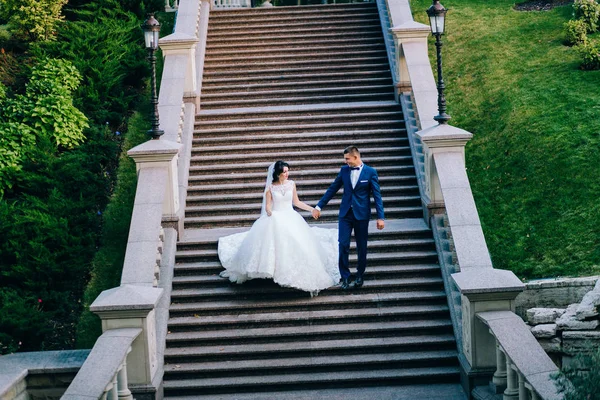 Hermosa Pareja Recién Casados Posando Las Escaleras —  Fotos de Stock