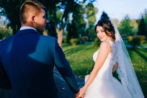 Schönes Junges Brautpaar Hält Händchen Garten — Stockfoto