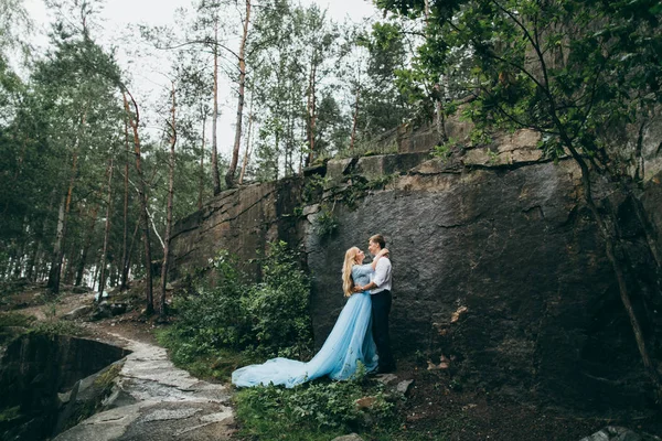 Beau Jeune Couple Dans Parc Été Embrassant — Photo