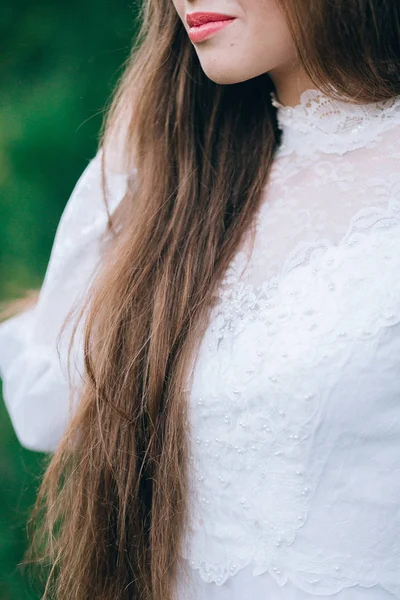 Jeune Belle Mariée Posant Extérieur — Photo