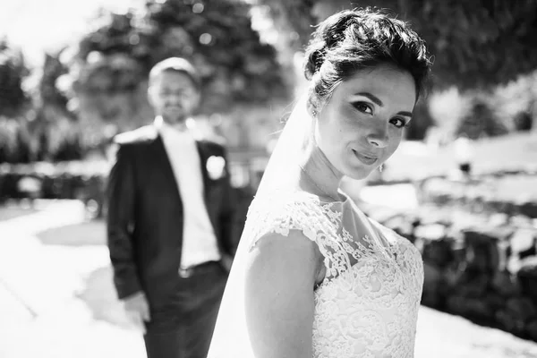 Jovem Lindo Casal Posando Livre — Fotografia de Stock