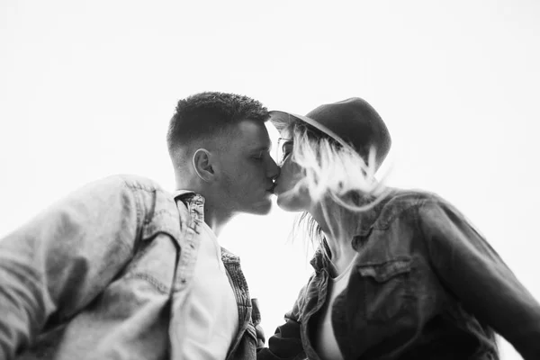 Jovem Casal Moda Beijando Livre — Fotografia de Stock