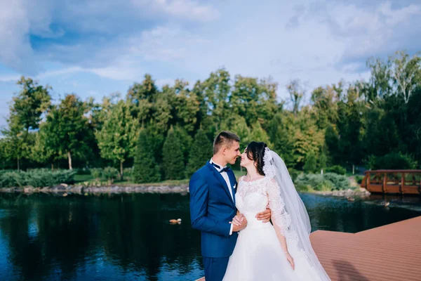 Beau Jeune Couple Jeunes Mariés Posant Extérieur — Photo